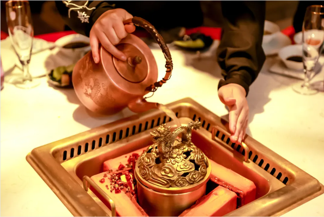 火鍋“新物種”強(qiáng)勢崛起！“發(fā)酵鍋底”正在升級火鍋賽道